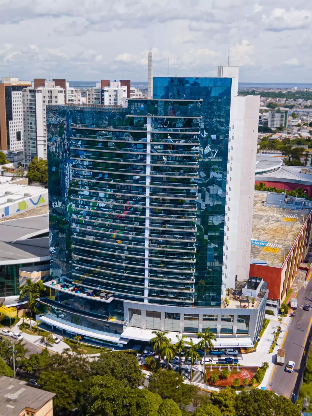 Vista aérea do prédio comercial em Manaus
